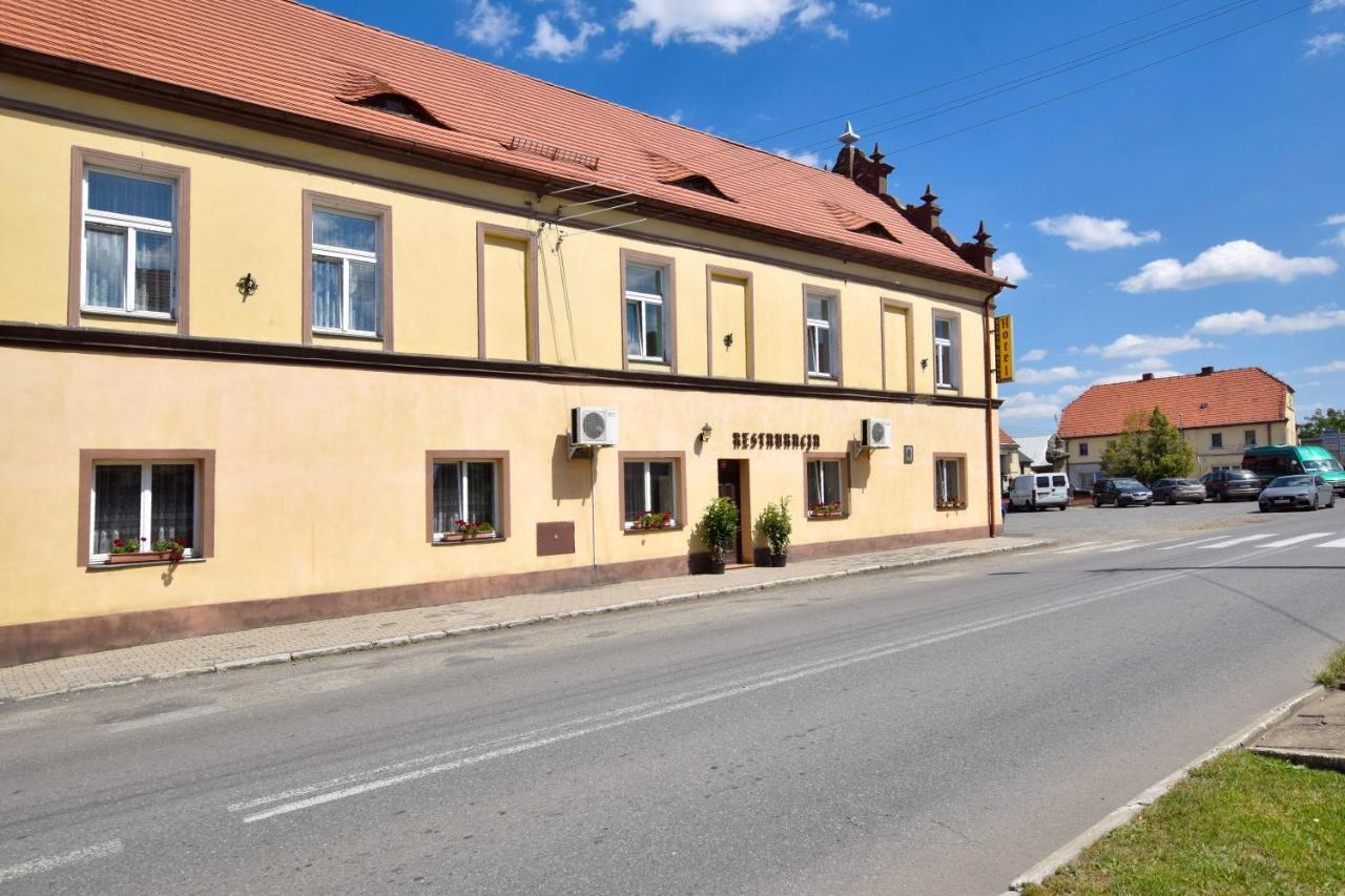 Hotel Stary Ratusz Kostomloty Экстерьер фото